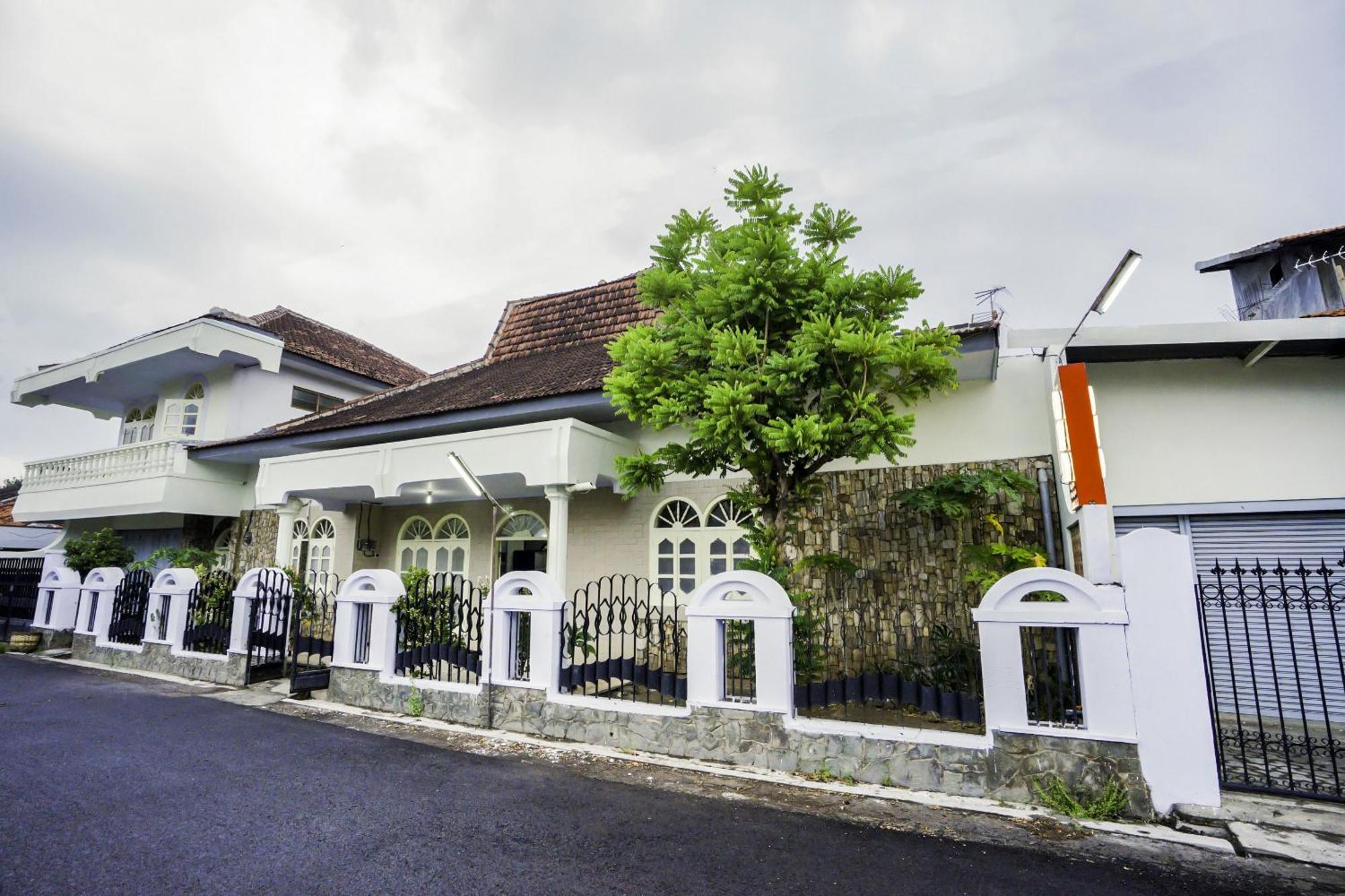 Oyo 2004 Penginapan Bidara Syariah Probolinggo Εξωτερικό φωτογραφία